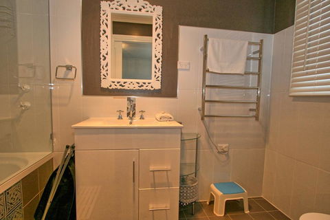 Oak & Barrel / 7 Twynam Street - Darwin Holiday 3