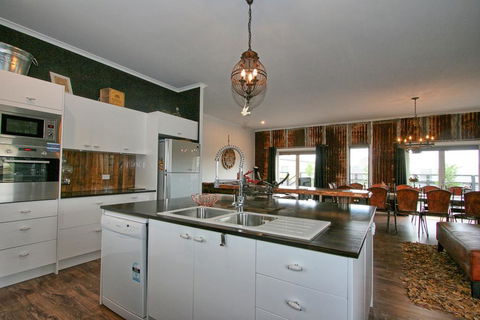 Oak & Barrel / 7 Twynam Street - Darwin Holiday 2