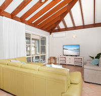 Occy's  Fingal Bay - Darwin Holiday