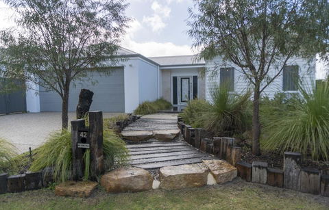 OCEAN & EARTH - Darwin Holiday 0