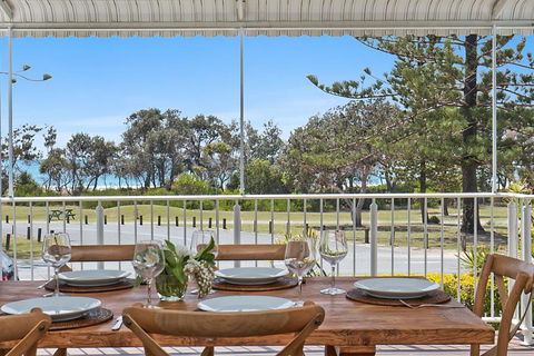 Oceanfront Beach House On Marine Parade - Darwin Holiday 0