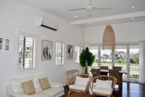 Oceanfront Beach House On Marine Parade - Darwin Holiday 1