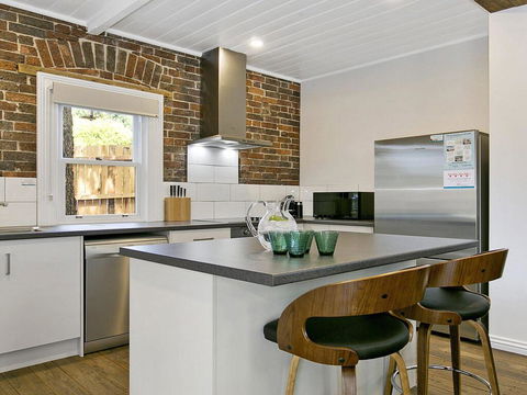 Old Bank Stables - 3 Night Weekends For Price Of 2 - Darwin Holiday 1