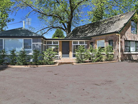 Old Bank Stables - 3 Night Weekends For Price Of 2 - Darwin Holiday 0
