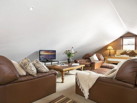 Old Mansfield Loft - Gardens, Gazebo And Getaways - Darwin Holiday 2