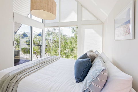 ON THE BEACH - Villa Over The Road From The Beach - Darwin Holiday 0