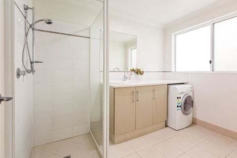 ON THE BEACH - Villa Over The Road From The Beach - Darwin Holiday 3