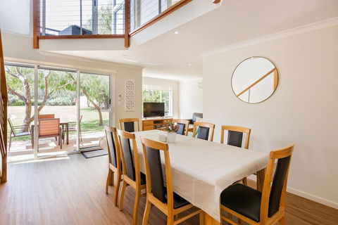 ON THE BEACH - Villa Over The Road From The Beach - Darwin Holiday 1