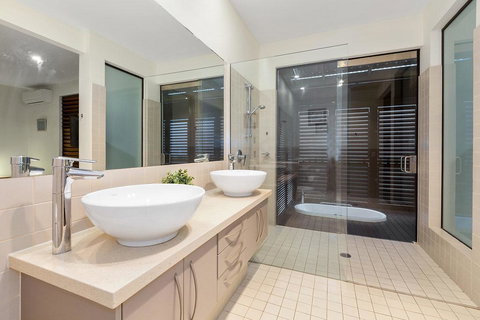 Orchid On Kamala - Darwin Holiday 2