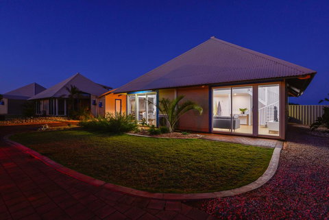 Osprey Holiday Village Unit 106 - Trendy 3 Bedroom Holiday Villa With A Pool In The Complex - Darwin Holiday 1