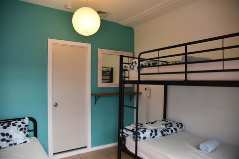 Ozzie Pozzie Backpackers - Port Macquarie YHA - Darwin Holiday 1