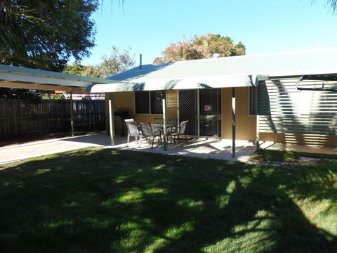 Palmgrove 2 - Rainbow Beach, Pet Friendly, Fully Fenced, Air Conditioned, Five Minutes To Beach - Darwin Holiday 1