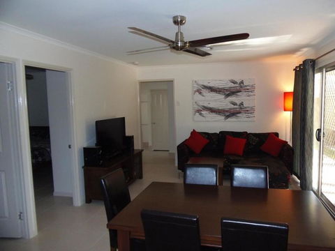 Palmgrove 2 - Rainbow Beach, Pet Friendly, Fully Fenced, Air Conditioned, Five Minutes To Beach - Darwin Holiday 0