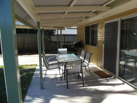 Palmgrove 2 - Rainbow Beach, Pet Friendly, Fully Fenced, Air Conditioned, Five Minutes To Beach - Darwin Holiday 2