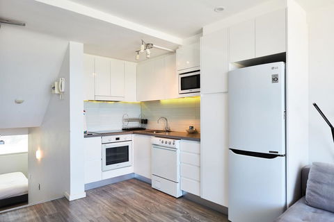 Panoramic Ocean Views In Stylish Manly Apartment - Darwin Holiday 3