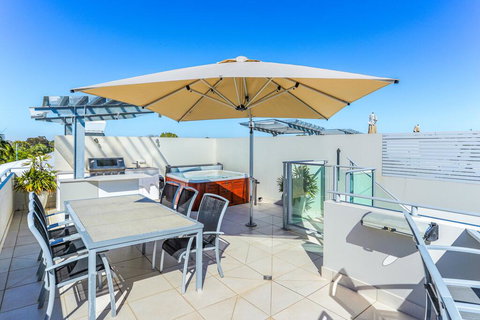 Panoramic River And Ocean Views, Noosaville - Darwin Holiday 3