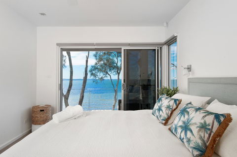 Paradise Beach House - Waterfront With Heated Pool - Darwin Holiday 1