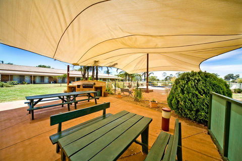 Paradise Lakes Motel Shepparton - Darwin Holiday 2