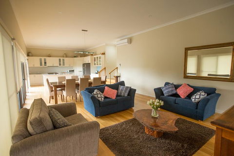 Paula's Place 8 Ti Tree Close Robe - Darwin Holiday 2