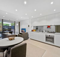 Peaceful Water-side Retreat With Huge Courtyard. - Darwin Holiday