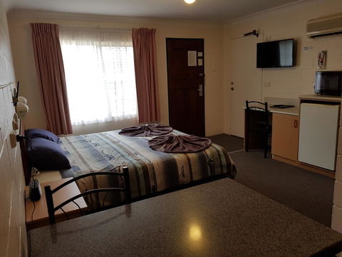 Peak Hill Golden Peak Budget Motel - Darwin Holiday 1