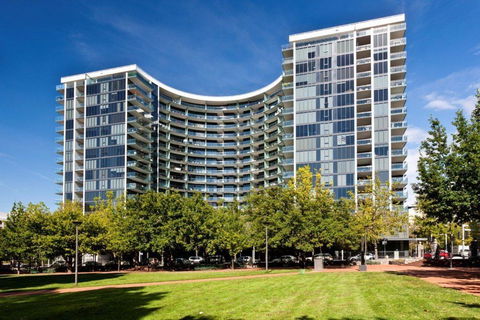 Perfectly Located Modern Apartment - Canberra CBD - Darwin Holiday 2