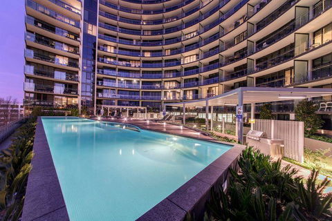 Perfectly Located Modern Apartment - Canberra CBD - Darwin Holiday 1