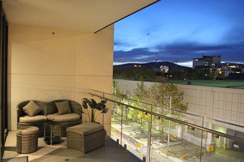 Perfectly Located Modern Apartment - Canberra CBD - Darwin Holiday 0