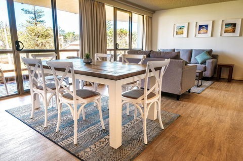 PERFECTLY POSITIONED BEACHFRONT APARTMENT-GREAT LOCATION WITH OCEAN VIEWS - Darwin Holiday 2