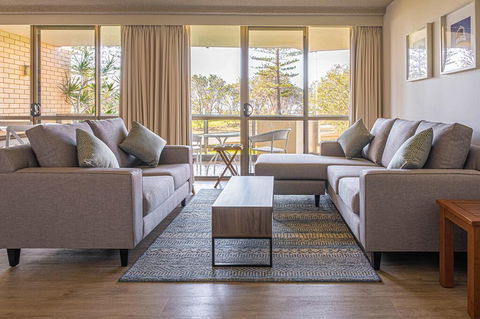PERFECTLY POSITIONED BEACHFRONT APARTMENT-GREAT LOCATION WITH OCEAN VIEWS - Darwin Holiday 3