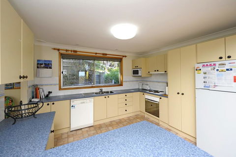 Pet Friendly Lentara St 10 - Fingal Bay - Darwin Holiday 3
