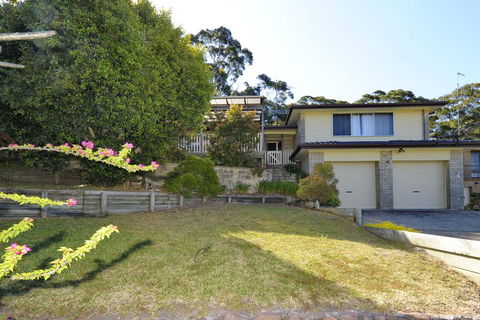 Pet Friendly Lentara St 10 - Fingal Bay - Darwin Holiday 0