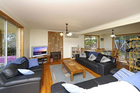 Pet Friendly Lentara St 10 - Fingal Bay - Darwin Holiday 2