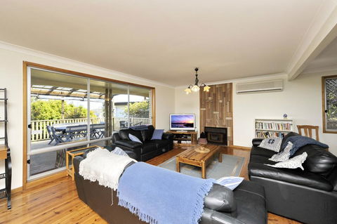 Pet Friendly Lentara St 10 - Fingal Bay - Darwin Holiday 1
