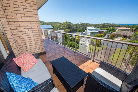 Pet Friendly Lentara St 8 - Fingal Bay - Darwin Holiday 0