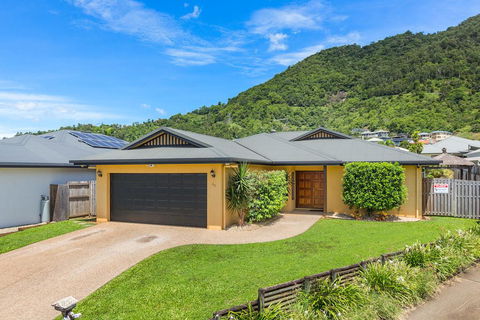 Private Large Cairns Family Home, Rainforest Views - Darwin Holiday 1