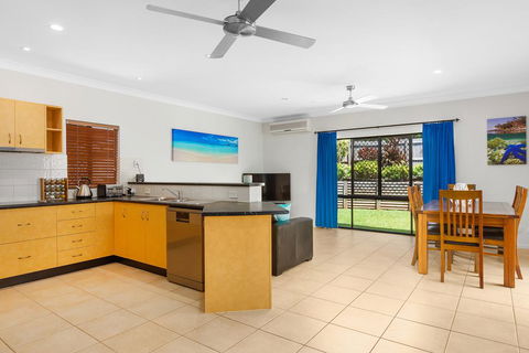 Private Large Cairns Family Home, Rainforest Views - Darwin Holiday 3