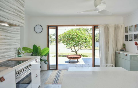 Quiet Pet Friendly Home 3 Houses To Beach Entry With Private Pool Walk To Shops - Darwin Holiday 2