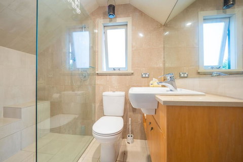 Quiet Private Studio In Strathfield With Kitchenette And Private Bathroom 3min To Station Sleeps 6 - Darwin Holiday 2