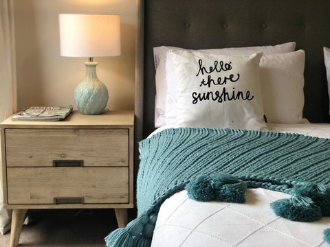 Quiet River Front Escape Walk To Ocean Street & Shops - Darwin Holiday 1