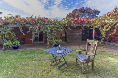 Quilters Studio - Darwin Holiday 0