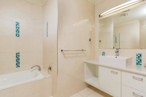 Rainbow Towers 2 - Rainbow Beach, High On The Hill, Panoramic Views, Wi-Fi - Darwin Holiday 2