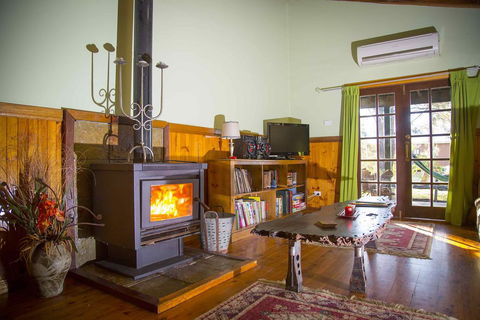 Red Tractor Retreat - Darwin Holiday 3