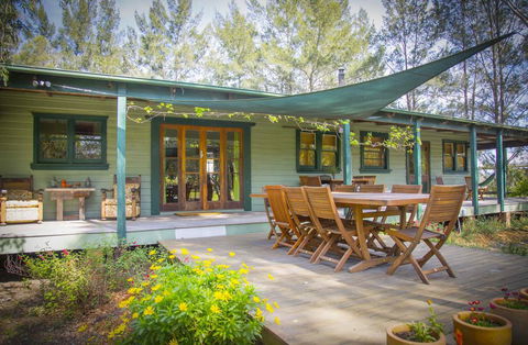 Red Tractor Retreat - Darwin Holiday 1
