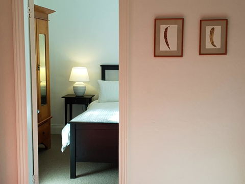 Redruth - 2 Bedroom Cottage Situated In Wandiligong - Darwin Holiday 1