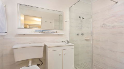 Renas Court Unit 1 - Little Street Lakefront! - Darwin Holiday 3