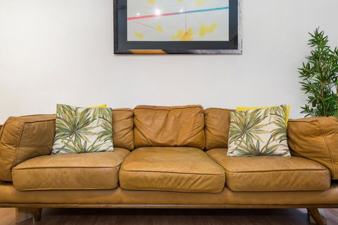 Retro Styled 3 Bedroom Apartment With Tree Views - Darwin Holiday 1