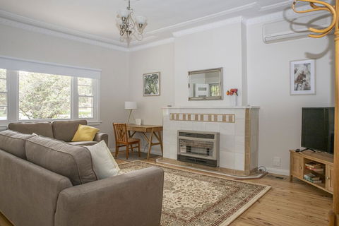 Rose Cottage - Charming Double Brick - Near Cook Park & CBD - Darwin Holiday 1