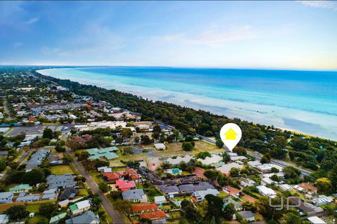 Rosebud Beachhouse Across From Beach - Darwin Holiday 0