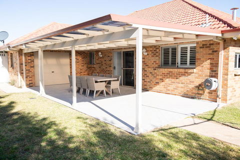 Roselawn Entertainer Large & Luxurious, Sleeps 12 - Darwin Holiday 1